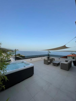 Exclusive 3 Bedroom Seafront Suite with jacuzzi